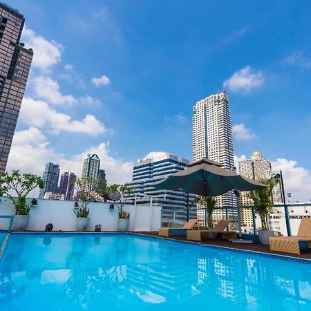 Sapphire hotel Silom Bangkok 蓝宝石曼谷酒店 外观 照片 The pool at the rooftop of the hotel