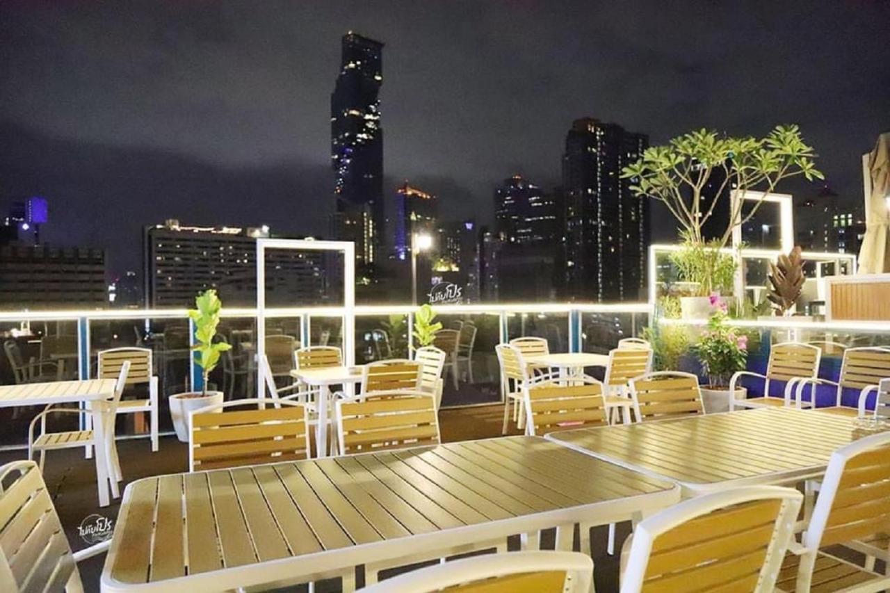 Sapphire hotel Silom Bangkok 蓝宝石曼谷酒店 外观 照片 Rooftop bar at the hotel