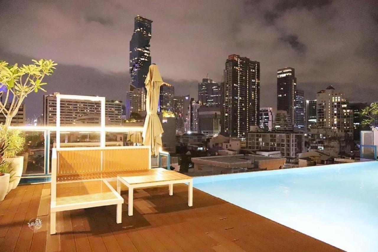 Sapphire hotel Silom Bangkok 蓝宝石曼谷酒店 外观 照片 The rooftop pool at the hotel