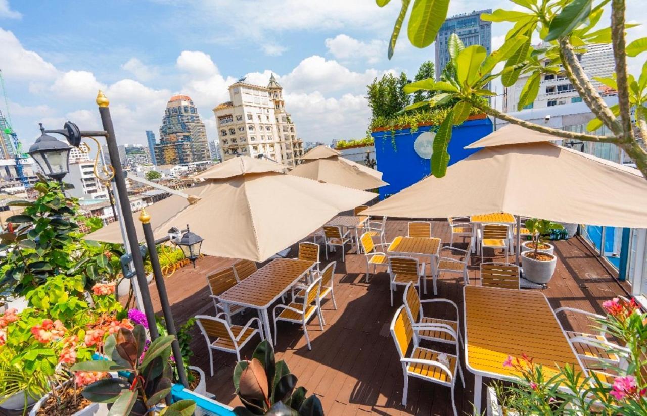 Sapphire hotel Silom Bangkok 蓝宝石曼谷酒店 外观 照片 The rooftop bar at the hotel
