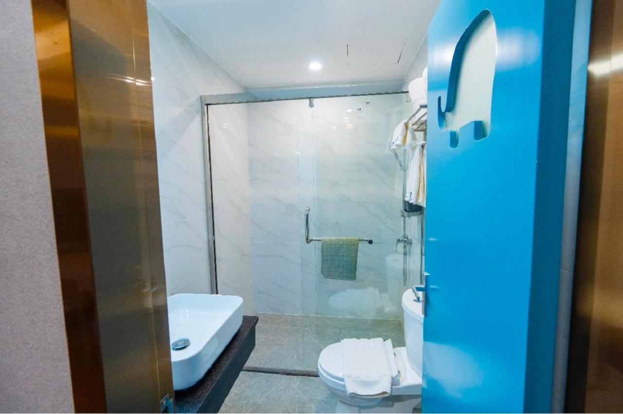 Sapphire hotel Silom Bangkok 蓝宝石曼谷酒店 外观 照片 A shower cubicle in a hotel bathroom