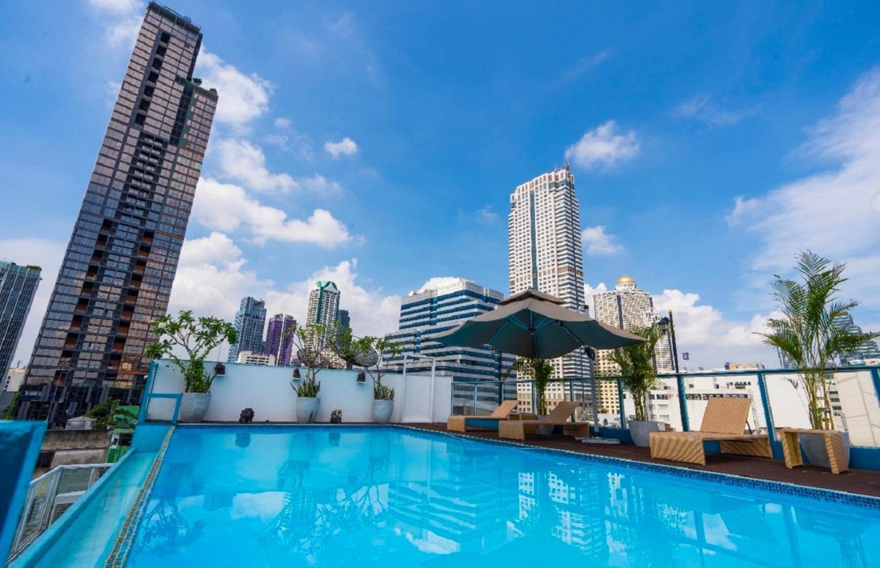 Sapphire hotel Silom Bangkok 蓝宝石曼谷酒店 外观 照片 The pool at the rooftop of the hotel