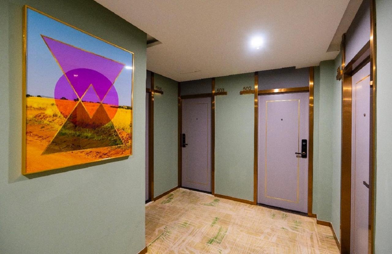 Sapphire hotel Silom Bangkok 蓝宝石曼谷酒店 外观 照片 Artwork by artist, Mark Rothko, in the hallway of the 10th floor of the hotel