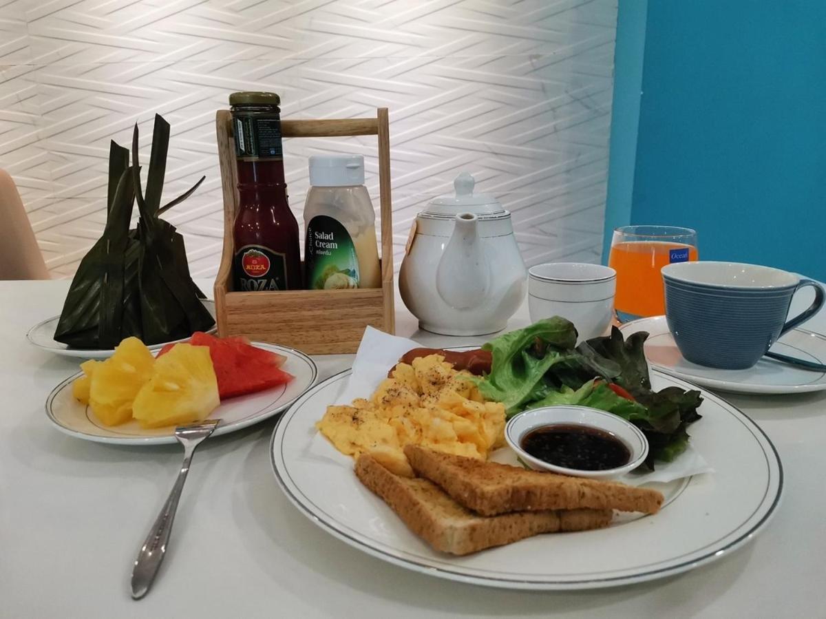 Sapphire hotel Silom Bangkok 蓝宝石曼谷酒店 外观 照片 A breakfast set at a restaurant in Malaysia