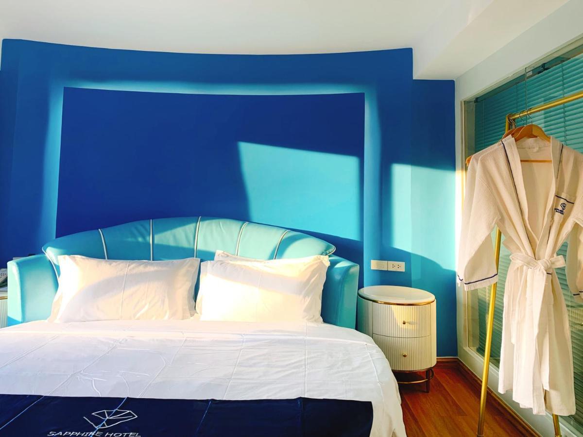Sapphire hotel Silom Bangkok 蓝宝石曼谷酒店 外观 照片 A bathrobe hanging on a hanger
