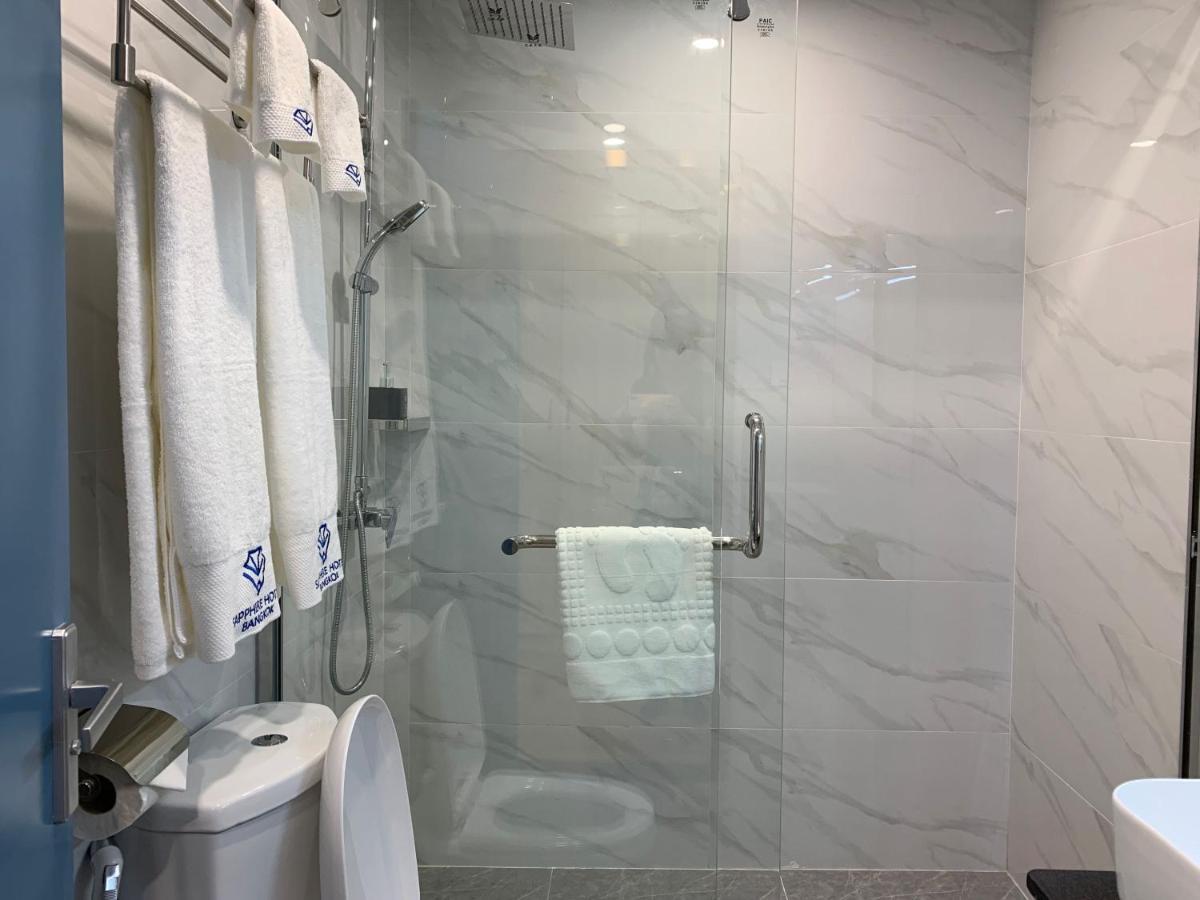 Sapphire hotel Silom Bangkok 蓝宝石曼谷酒店 外观 照片 A shower with a sliding door