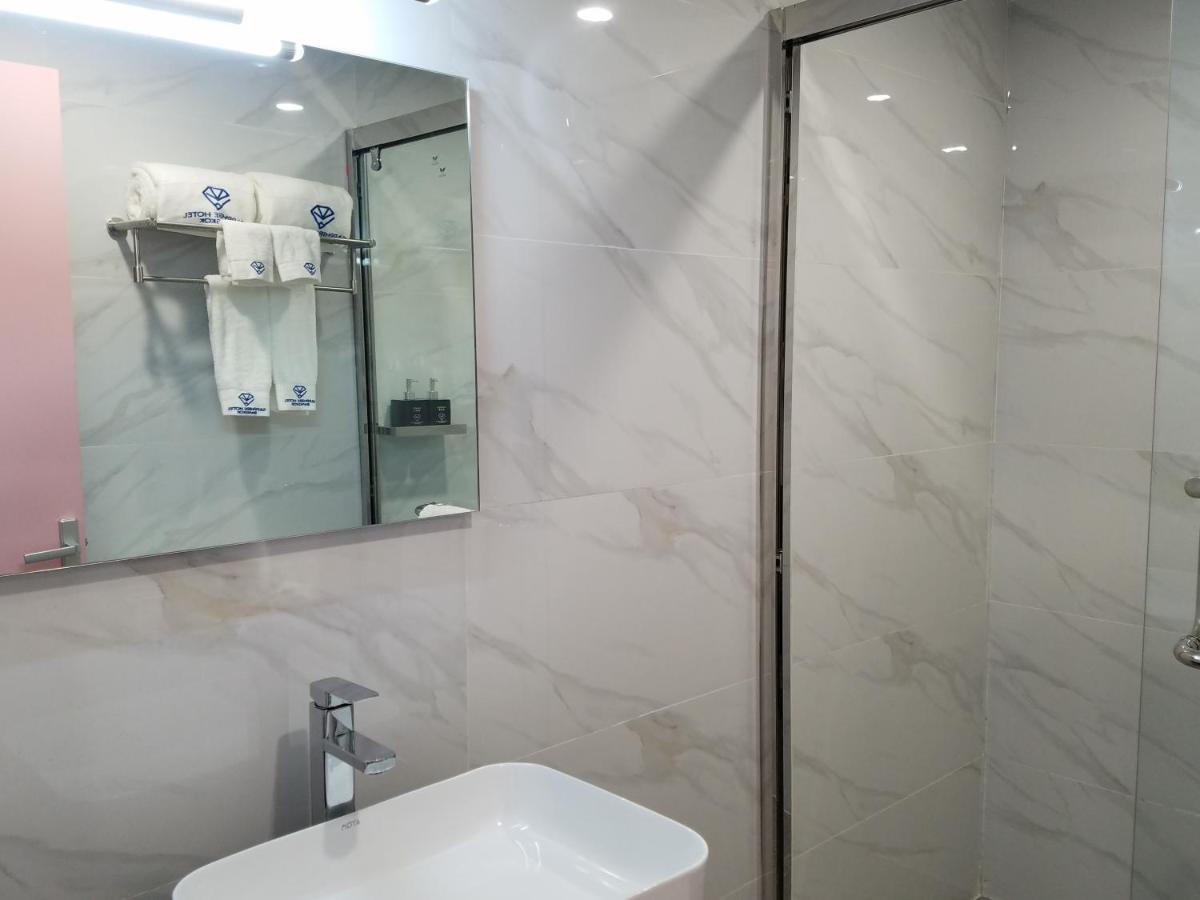 Sapphire hotel Silom Bangkok 蓝宝石曼谷酒店 外观 照片 Bathroom